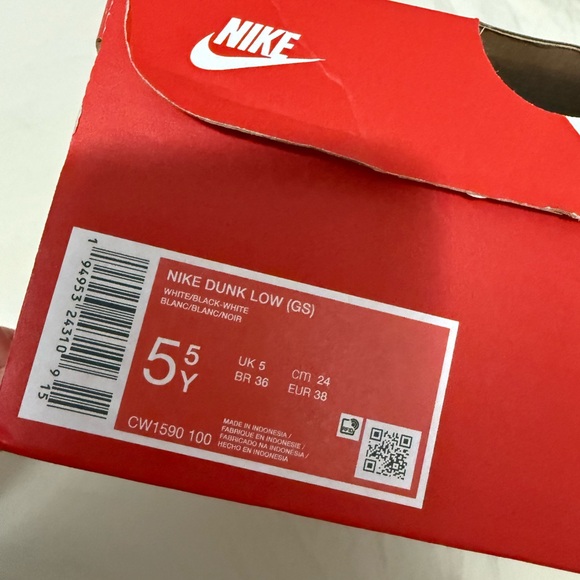 Nike Kids Black and White Dunk Low Sneakers Size 5.5 - Picture 5 of 6